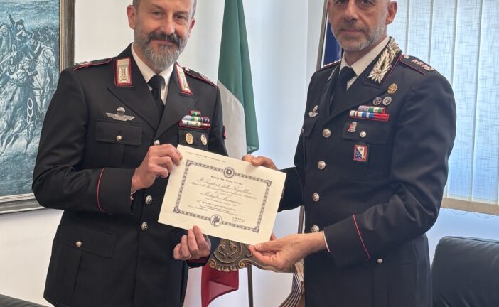 Il colonnello Modesti consegna la medaglia “Mauriziana” al maresciallo maggiore Pietrini