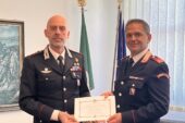 Il colonnello Modesti consegna la medaglia “Mauriziana” al luogotenente Polimanti