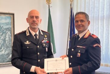 Il colonnello Modesti consegna la medaglia “Mauriziana” al luogotenente Polimanti