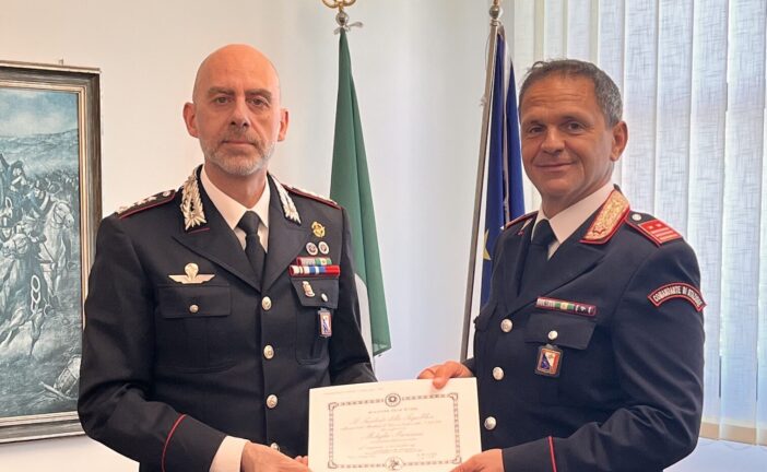 Il colonnello Modesti consegna la medaglia “Mauriziana” al luogotenente Polimanti