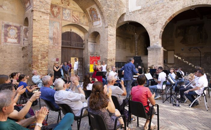Nottilucente 2026: concerti, spettacoli e arte diffusa nel centro storico di San Gimignano