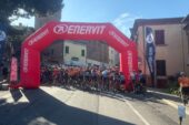 Una folla di ciclisti alla Granfondo del Gigante Bianco