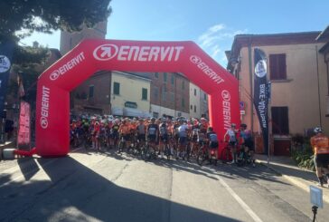 Una folla di ciclisti alla Granfondo del Gigante Bianco