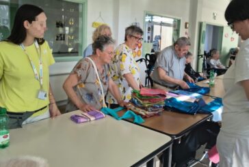 le volontarie della Pubblica Assistenza Val d’Arbia donano bavagli artigianali alla RSA Nilde Iotti