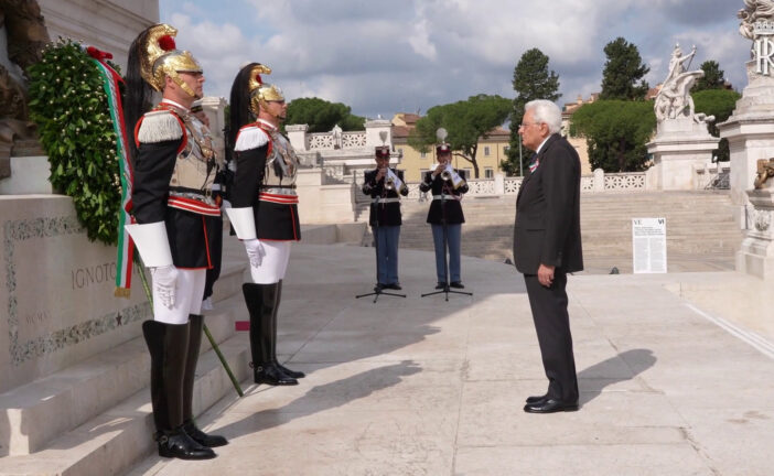 2 Giugno, Mattarella depone una corona d'alloro sulla tomba del Milite Ignoto