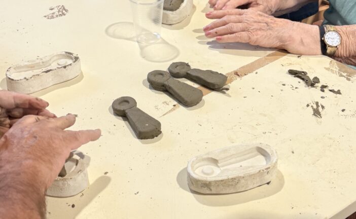 “Raccontare con le mani: arte e cura tra generazioni”