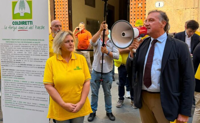 Oltre 100 agricoltori senesi a Firenze con Coldiretti: “Basta trafficanti di olio e grano”