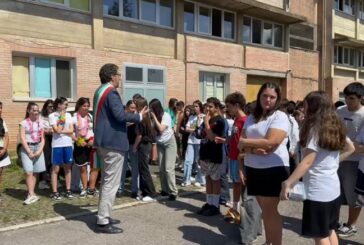 La street art di Gola Hundun sul muro della palestra della scuola di Rosia