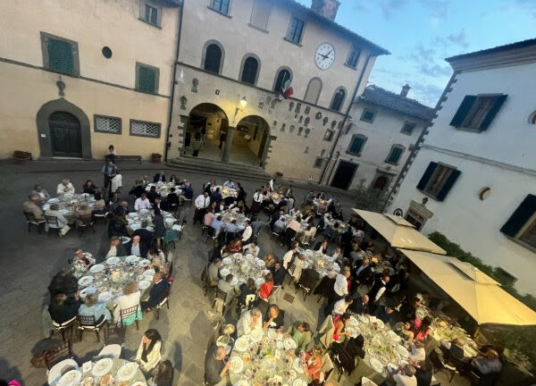 Il Sangiovese si fa arte a Radda in Chianti: torna “A cena con i vignaioli”
