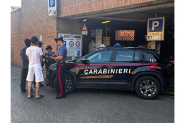 Decoro urbano: i Carabinieri allontanano i migranti dal parcheggio “Il Duomo”