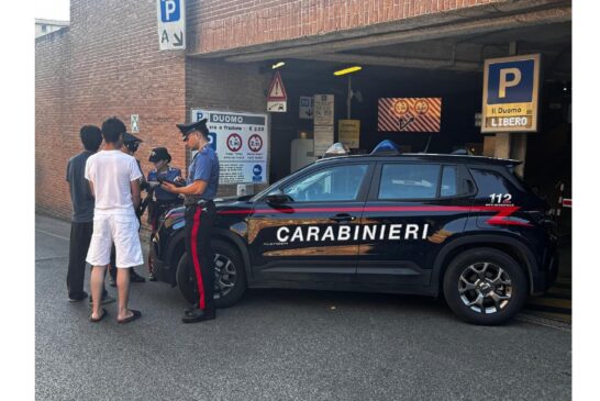Decoro urbano: i carabinieri allontanano i migranti dal parcheggio “Il Duomo”