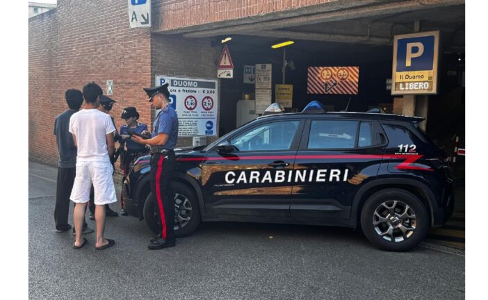 Decoro urbano: i carabinieri allontanano i migranti dal parcheggio “Il Duomo”