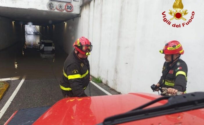 Automobilista bloccato in un sottopasso a Sinalunga soccorso dai Vigili del Fuoco