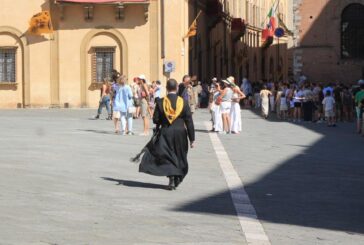 In ordine sparso verso la piazza (Fotogallery)