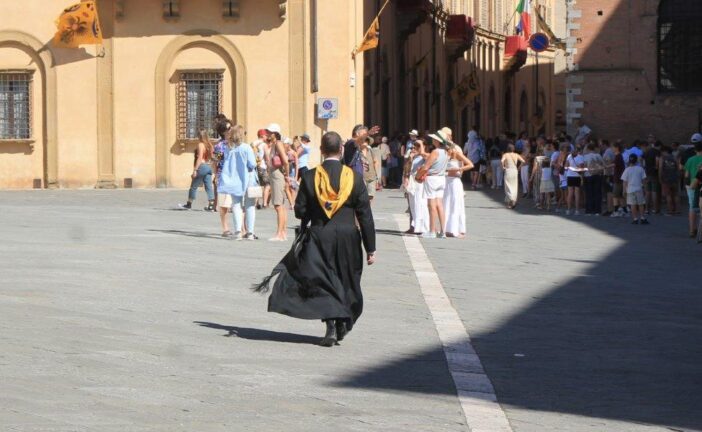 In ordine sparso verso la piazza (Fotogallery)