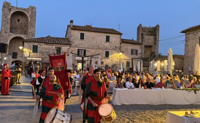 Monteriggioni: grande partecipazione al Banchetto Medievale
