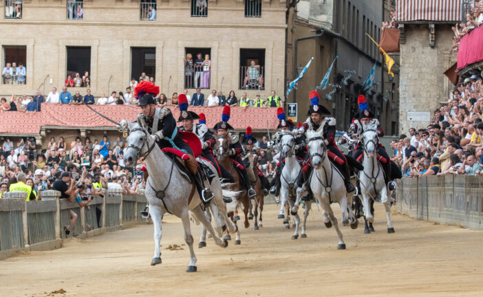 La carica dei Carabinieri a cavallo (Fotogallery)