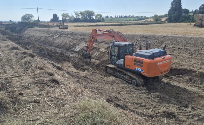 Oltre 230 camion per restituire spazio all’acqua