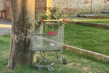 Parcheggiare i carrelli alla Basilica di San Domenico