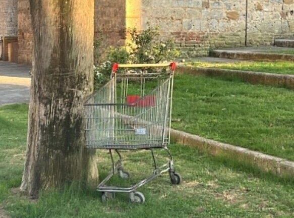 Parcheggiare i carrelli alla Basilica di San Domenico