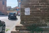 Volantini tappezzano il centro… e danneggiano le facciate dei palazzi
