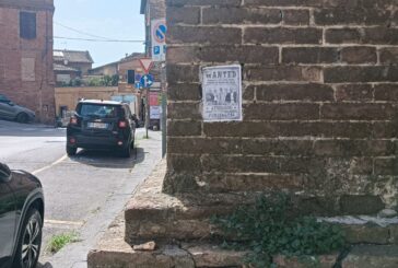 Volantini tappezzano il centro… e danneggiano le facciate dei palazzi