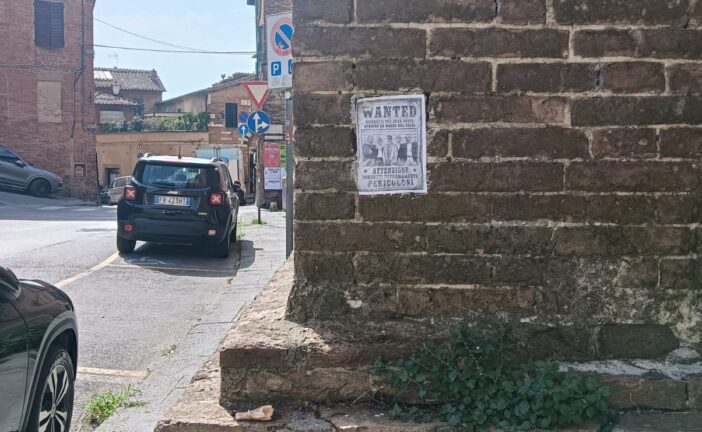 Volantini tappezzano il centro… e danneggiano le facciate dei palazzi