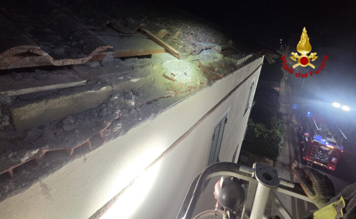 Crolla porzione del tetto di una casa a Rapolano: danni ad un’auto