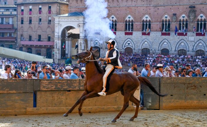 Palio: la Lupa vince la Provaccia