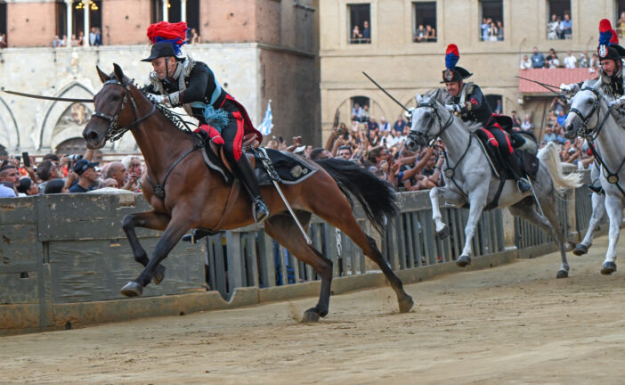 Palio: la carica dei Carabinieri (Fotogallery di Roberto Bassan)