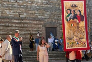 Svelato il Panno del Bravìo dedicato agli 80 anni dal diritto al voto alle donne