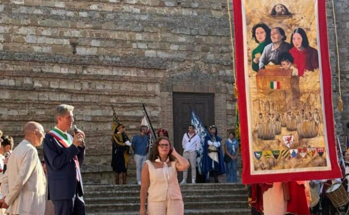 Svelato il Panno del Bravìo dedicato agli 80 anni dal diritto al voto alle donne