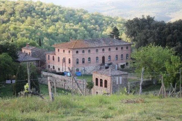 Turisti truffati: hackerato il sito del Castello di Selvole