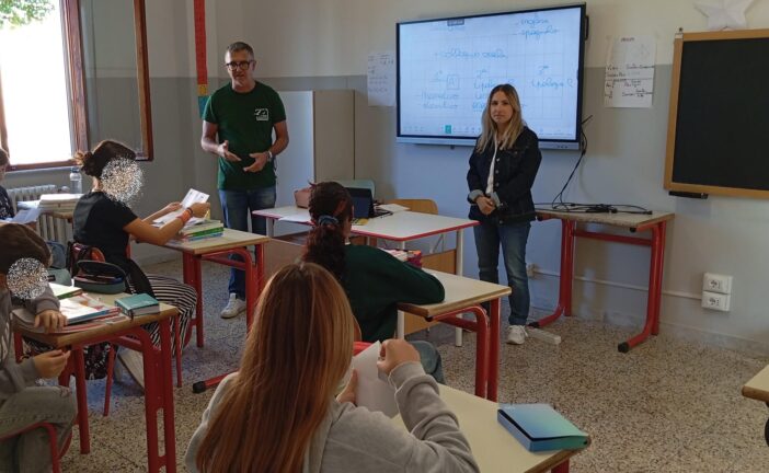 Primo giorno di scuola a Radicondoli. Il sindaco: “Il futuro è d’avanti a noi. Questa è la scuola”