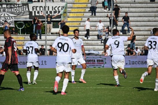 Il Siena recupera due gol ma Lucca passa su rigore all’88’