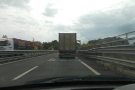 Il camion che perde rifiuti (differenziati)