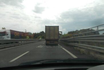 Il camion che perde rifiuti (differenziati)