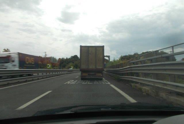 Il camion che perde rifiuti (differenziati)