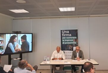 Commercio: meno negozi e più web. Il “conto in piazza” fatto da Confesercenti