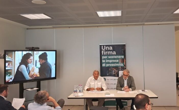 Commercio: meno negozi e più web. Il “conto in piazza” fatto da Confesercenti