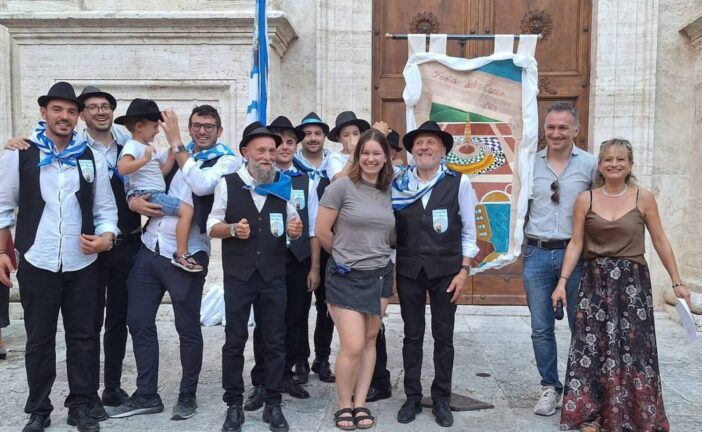 Pienza: la contrada Le Mura vince il Palio 2026 del Cacio al Fuso