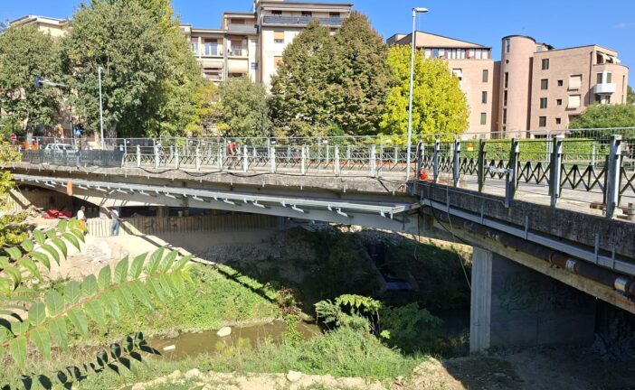 Ponte di viale Marconi a Poggibonsi lavori in corso per il rinforzo delle fondazioni