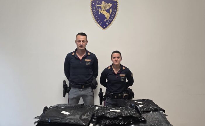 Spacciatore beccato dalla Polizia sull’A1, nell’area di servizio di Montepulciano