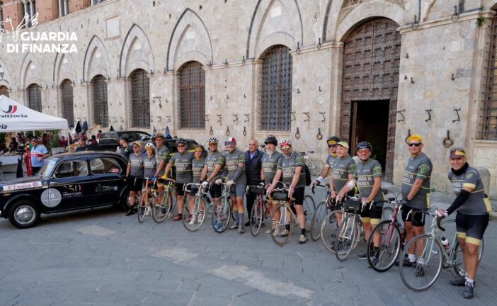 Eroica 2026: una squadra di Fiamme Gialle sulle strade bianche