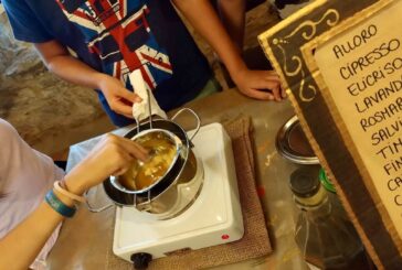 Argilla, lucerne e lampade ad olio per giocare insieme, bimbi e genitori