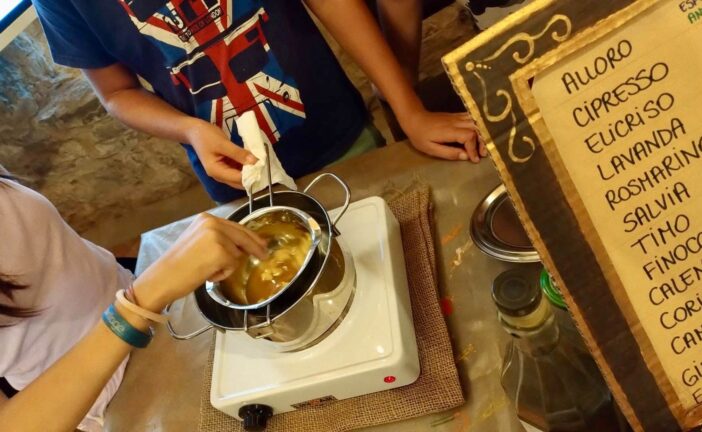 Argilla, lucerne e lampade ad olio per giocare insieme, bimbi e genitori