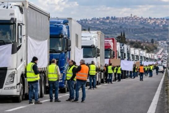 Valdichiana: trattori e camion in presidio al casello dell’A1