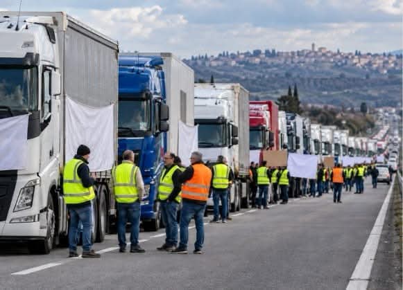 Valdichiana: trattori e camion in presidio al casello dell’A1