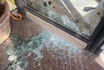 Degrado e negozi nel mirino: l’atto vandalico in via Battisti