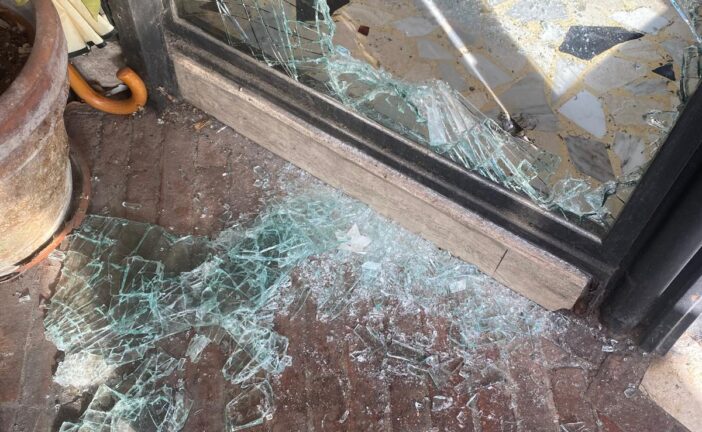 Degrado e negozi nel mirino: l’atto vandalico in via Battisti